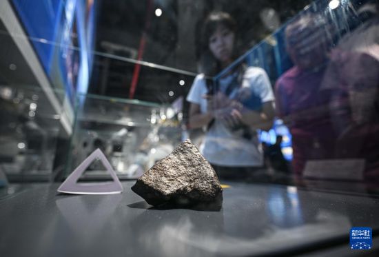 10月7日,游客在文昌航天科普中心观看陨石。