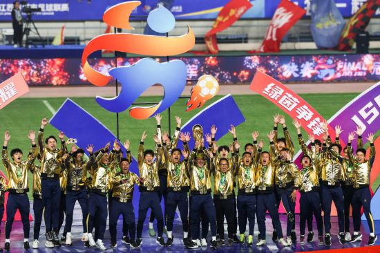 11月1日，泰州队在颁奖仪式上庆祝。新华社记者 李博 摄