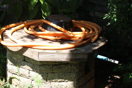 周志华自己设计砌造的石井。新华社记者曾晋摄