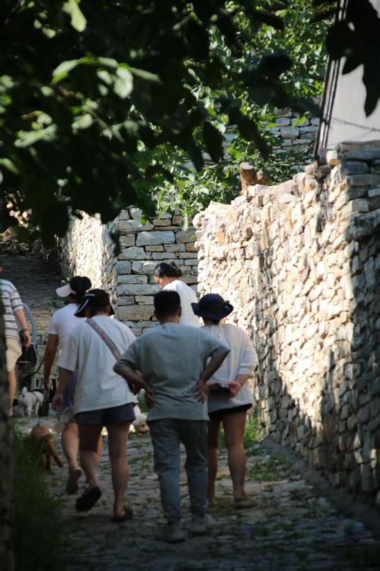 游客游览“西磨道”。新华社记者曾晋摄