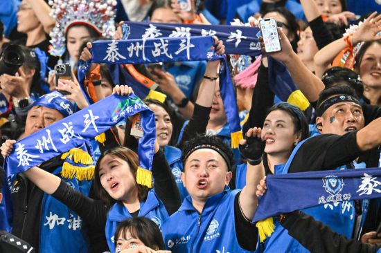 11月1日，泰州队球迷庆祝球队夺冠。新华社记者 季春鹏 摄