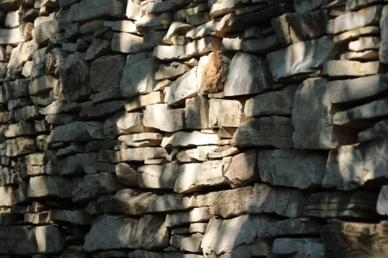 西井峪村内的石头墙。新华社记者曾晋摄