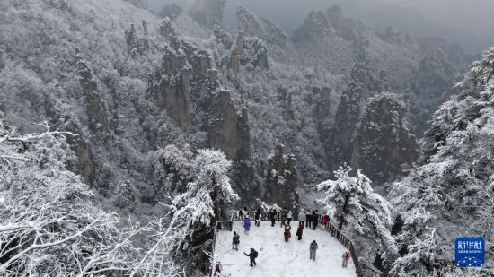 1月2日，游客在张家界国家森林公园游玩（无人机照片）。