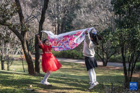 1月10日，小朋友在昆明植物园内玩耍。