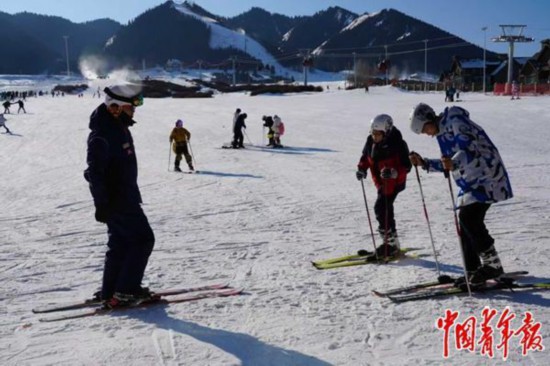2025年12月7日，乌鲁木齐市丝绸之路山地度假区滑雪场，学生跟随教练学习滑雪技巧。中青报·中青网记者 王雪迎/摄