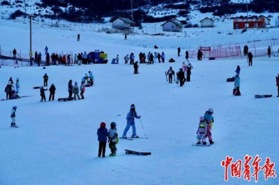 2025年12月7日，乌鲁木齐市白云滑雪场内，到处都是孩子们的身影。中青报·中青网记者 王雪迎/摄