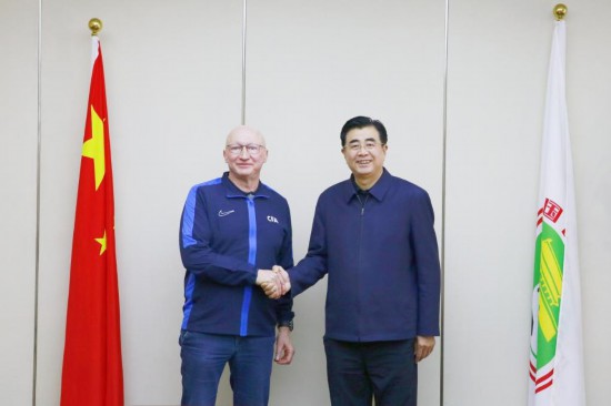 克瑞斯·范普维尔德（左）与中国足协主席宋凯合影。中国足协供图