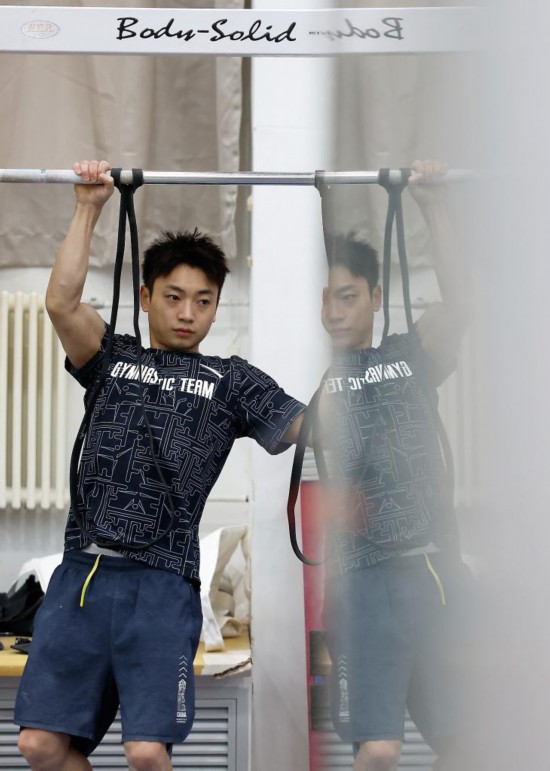 1月31日,邹敬园在训练前拉伸。新华社记者 王丽莉 摄