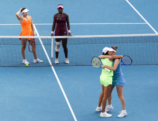 1月25日,张帅(前左)与梅尔滕斯(前右)在赛后庆祝胜利。当地时间1月25日,在墨尔本进行的2026年澳大利亚网球公开赛女双第二轮比赛中,张帅(中国)/梅尔滕斯(比利时)2:1战胜约维奇(美国)/姆博科(加拿大),晋级16强。新华社发(胡泾辰摄)