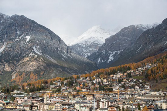 2024年11月20日拍摄的意大利伦巴第大区博尔米奥镇。米兰-科尔蒂纳冬奥会滑雪登山和男子高山滑雪比赛将在博尔米奥举行。新华社记者 李京 摄