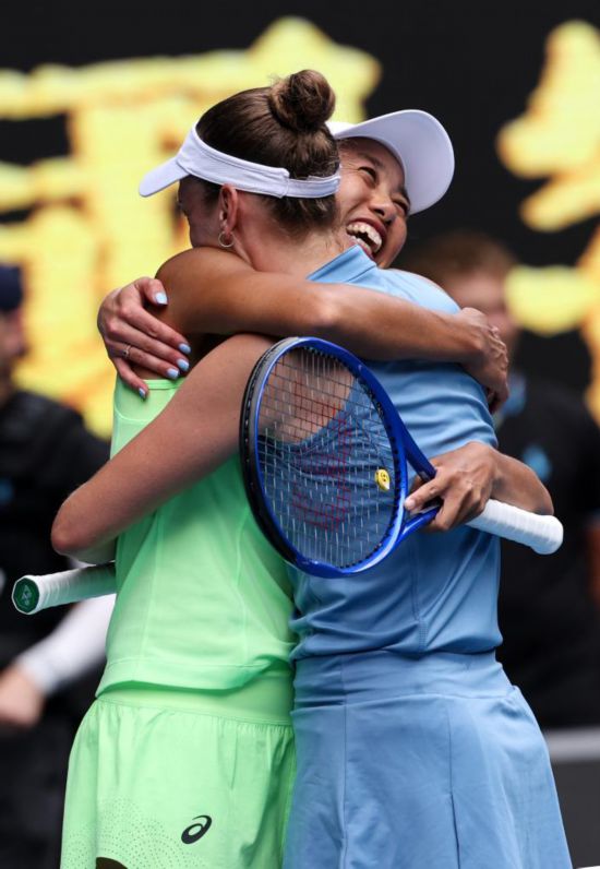 1月31日,张帅(后)/梅尔滕斯庆祝胜利。新华社记者 马平 摄