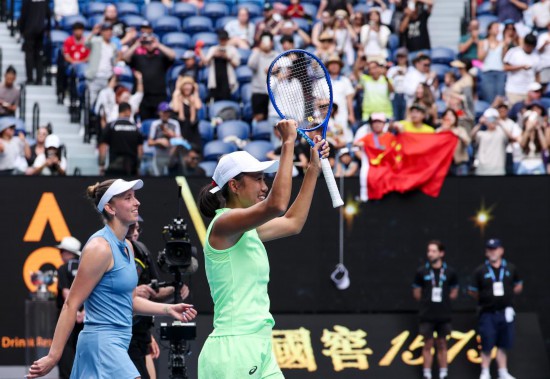 1月31日,张帅(右)/梅尔滕斯庆祝胜利。新华社记者 马平 摄