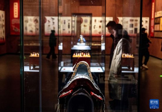 2月7日，参观者在内蒙古博物院观看“马舞新春——丙午马年全球生肖文化联展”。