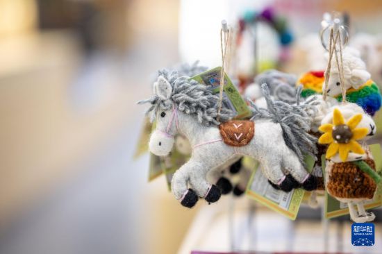 这是在内蒙古博物院的一家文创店内拍摄的马造型挂件（2月7日摄）。
