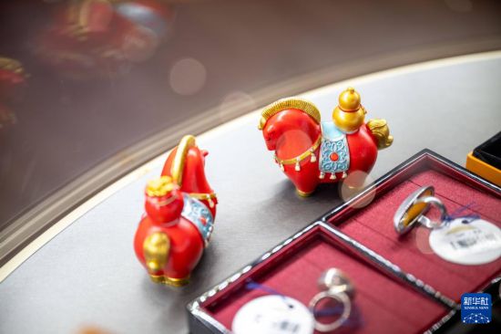 这是在内蒙古博物院的一家文创店内拍摄的马造型摆件（2月7日摄）。