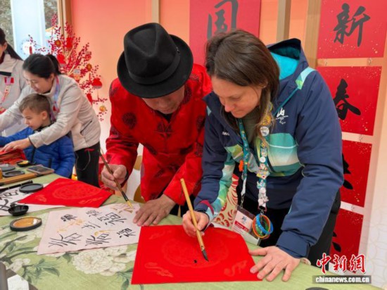 当地时间2月16日，在位于米兰克莱里奇别墅的米兰冬奥会“中国之家”，志愿者正在学习写福字。中新社记者 国璇 摄