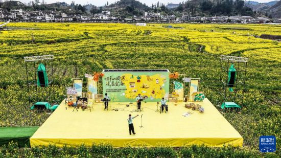 3月13日，乐队在贵州省贵定县盘江镇“金海雪山”景区内表演（无人机照片）。