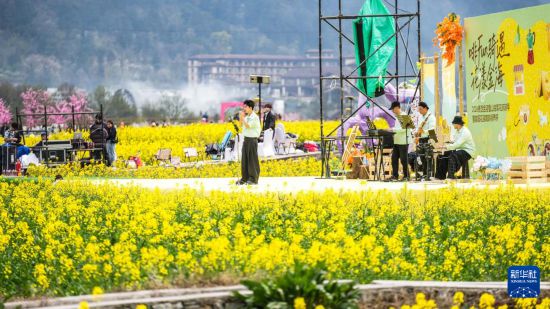 3月13日，乐队在贵州省贵定县盘江镇“金海雪山”景区内表演。