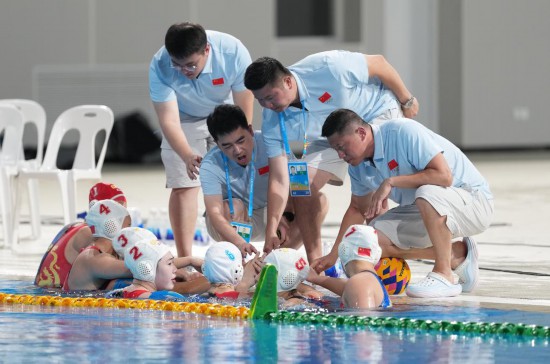  4月24日，中国队球员与教练组在比赛间隙加油鼓劲。新华社记者 陈思汗 摄