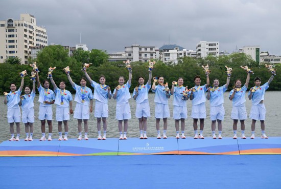  4月24日，获得女子组12人龙舟100米直道赛冠军的中国队在颁奖仪式上。新华社记者 杨冠宇 摄