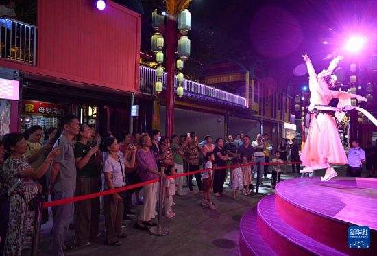 5月29日，观众在海南保亭七仙奇梦不夜城观看演出。