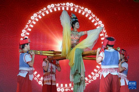 5月28日，在海南保亭七仙奇梦不夜城，演员饰演七仙之一的“谷仙”，表演舞蹈《丰谷》。