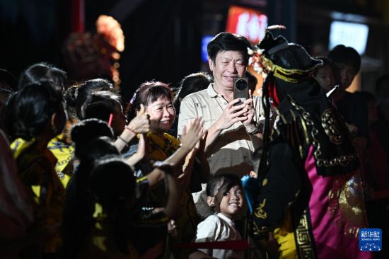 5月29日，在海南保亭七仙奇梦不夜城演出现场，观众与演员互动。