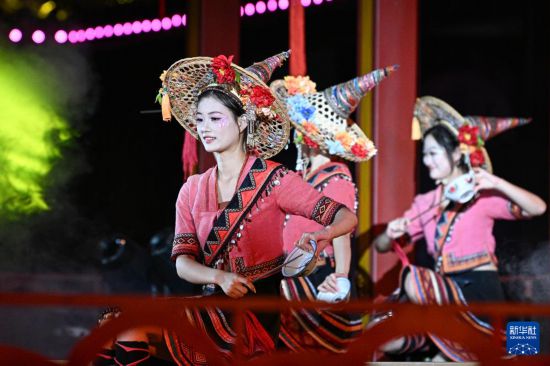5月29日，在海南保亭七仙奇梦不夜城，演员演绎黎族“打碗舞”。