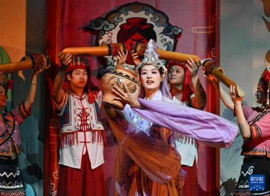 5月28日，在海南保亭七仙奇梦不夜城，演员饰演七仙之一的“酒仙”，表演舞蹈《黎族祝酒歌》。