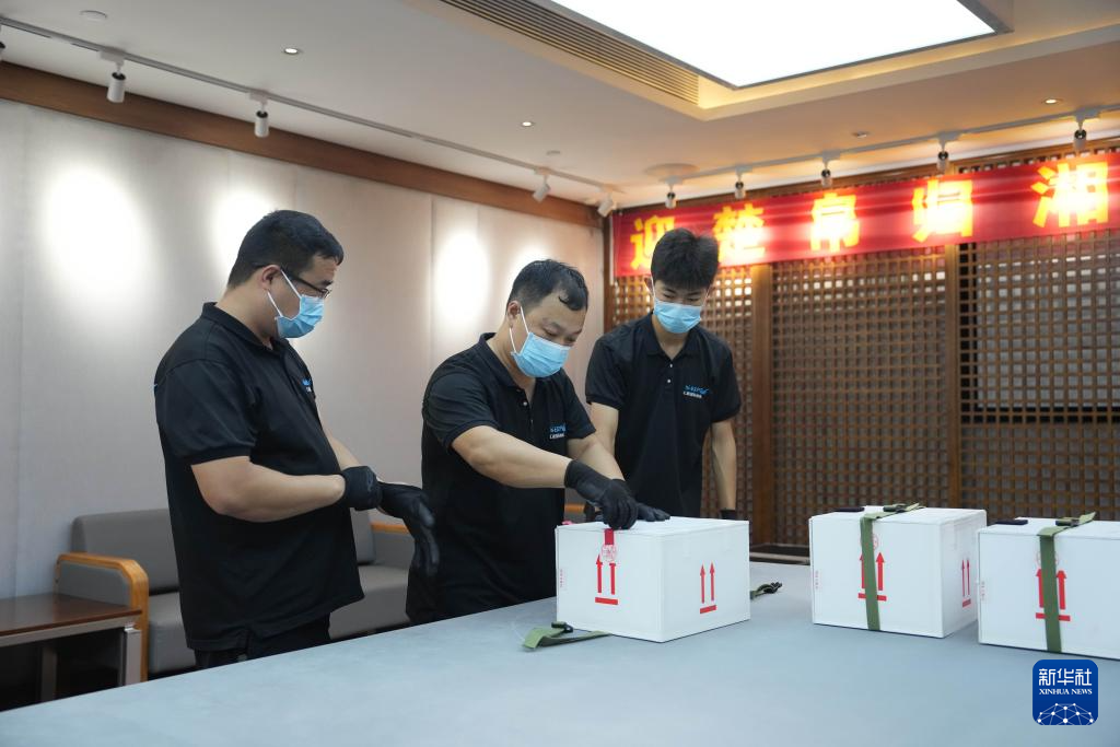 9月11日，工作人员在湖南省博物馆打开装有长沙子弹库战国帛书的箱子准备核验。新华社记者 薛宇舸 摄